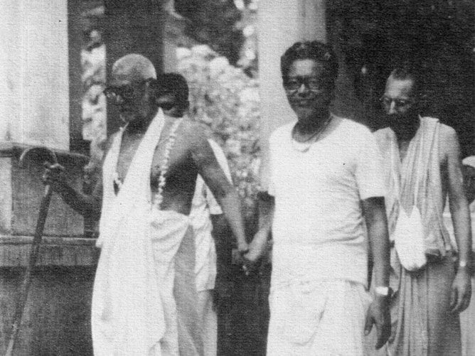 Srila-Sridhar-Maharaj-and-Srila-Govinda-Maharaj-Walking