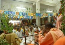 En la vida de un devoto, el servicio es el voto, el servicio es la fuerza vital, el servicio es el deber